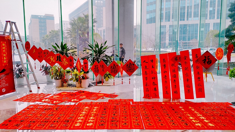 金牛聚福浙農(nóng)園 揮毫潑墨送萬(wàn)福 &mdash;&mdash;浙農(nóng)書(shū)心文學(xué)社&ldquo;寫(xiě)春聯(lián)迎新春&rdquo;活動(dòng)圓滿結(jié)束