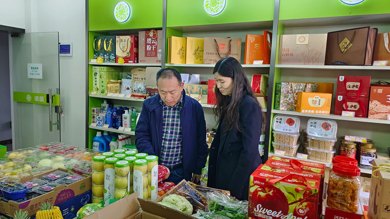 夏曉峰在浙農(nóng)實業(yè)和之豇種業(yè)調(diào)研